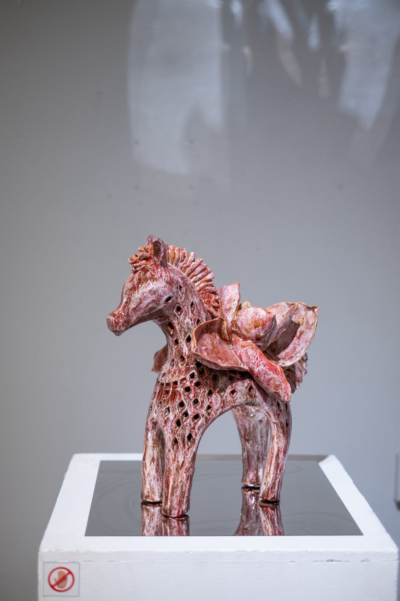 Céleste Céramique – Lotus-Pferdeskulptur