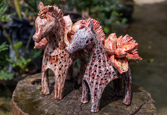 Céleste Céramique – Lotus-Pferdeskulptur