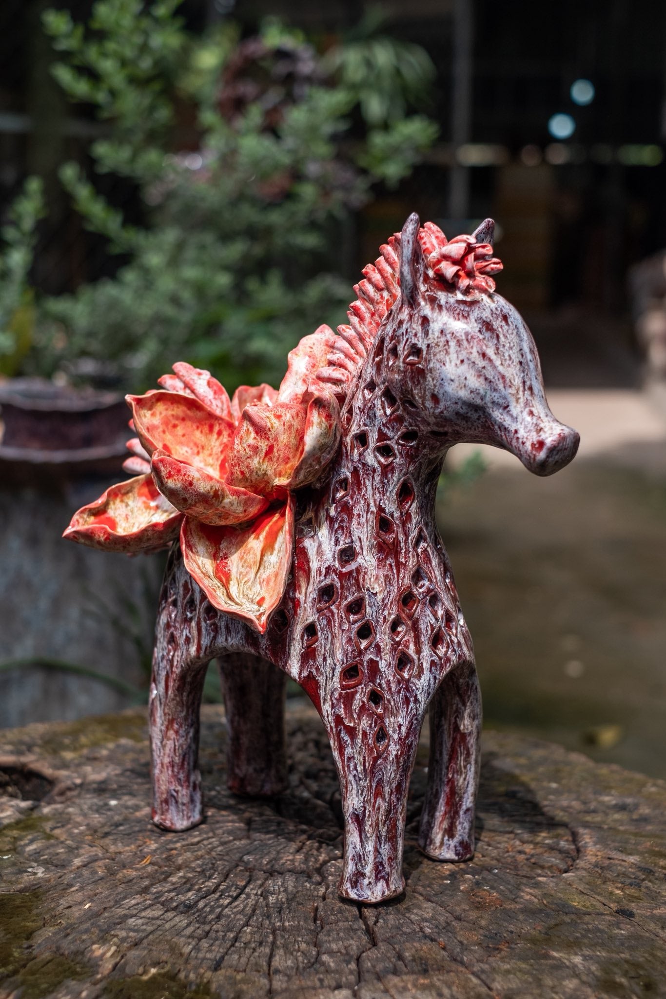 Céleste Céramique – Lotus-Pferdeskulptur